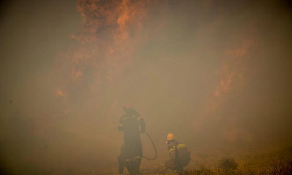 Φωτιές στην Αττική: Μηνύματα ελπίδας απο Μαλακάσα-Ακατάπαυστος αγώνας σε Βαρυμπόμπη και Θρακομακεδόνες